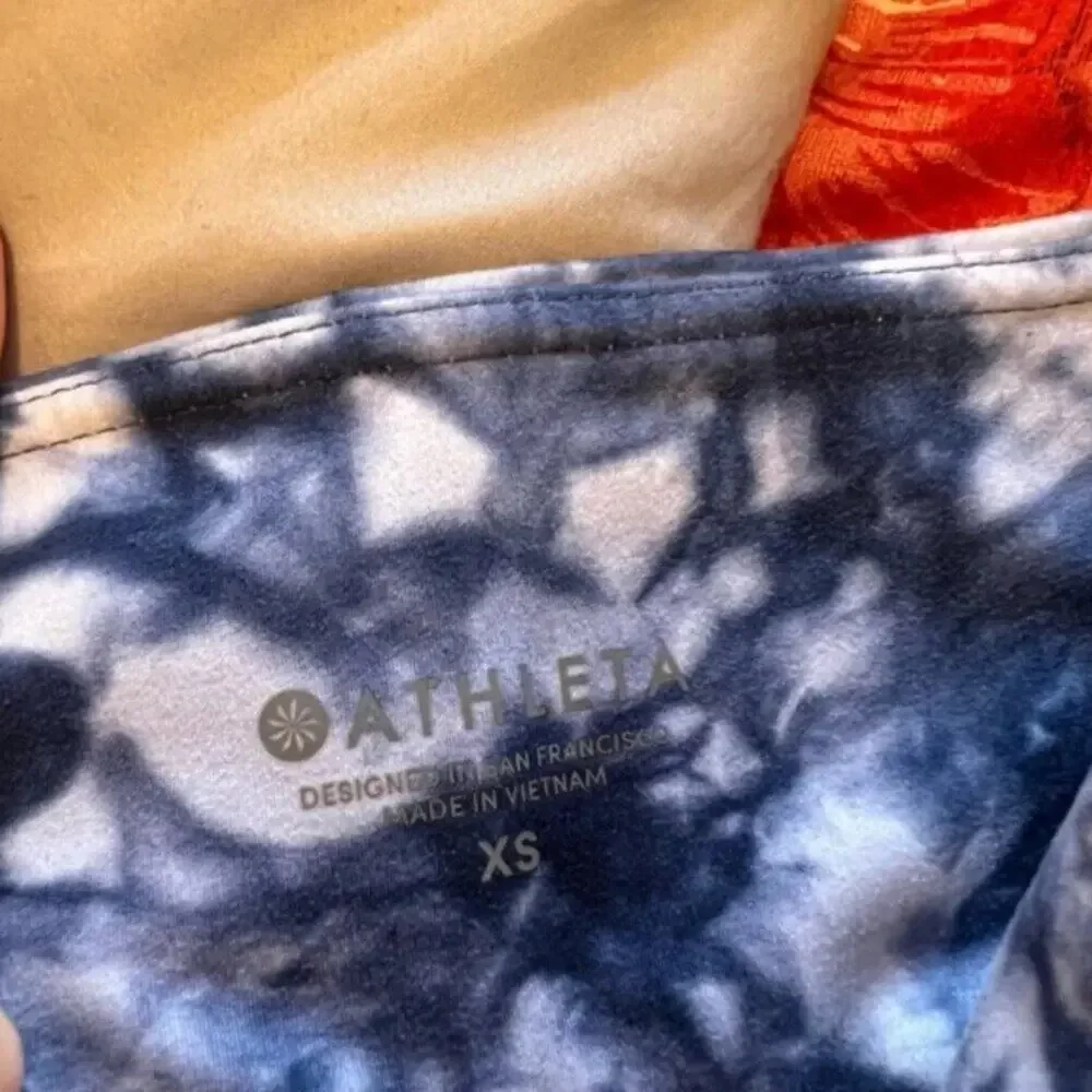Athleta Blue Tie Dye Salutation 7/8 Tights in Powervita